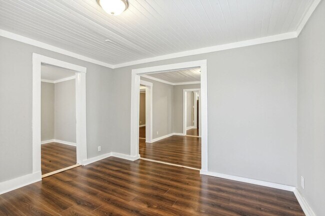 Building Photo - Large Near Downtown 3BR/1BA House For Rent