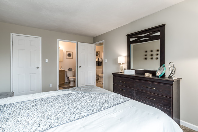 Master Bedroom with En Suite - Miamiview Apartments