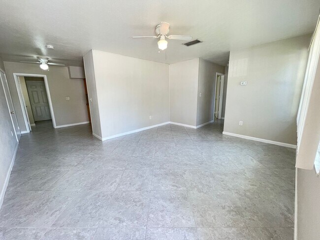 Building Photo - Newly Listed!! 2 Bed/1 Bath Duplex for Ren...