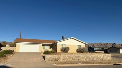 Building Photo - 277 Vista Rio Cir