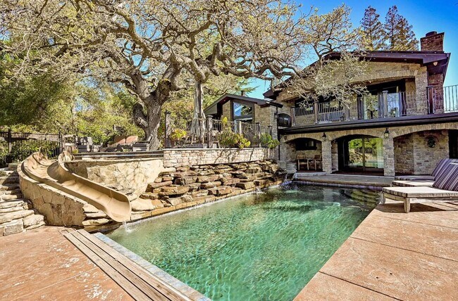 Foto del edificio - 6 Bed 4 Bath In Alamo