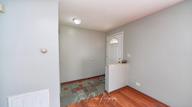 Building Photo - 7913 N Nordica Ave