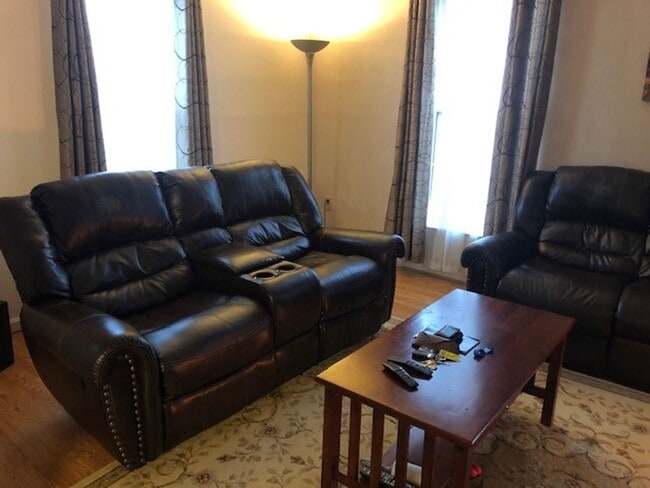 Building Photo - 3-bed 2.5-bath End-Unit Townhouse in desirable Piney Orchard Community