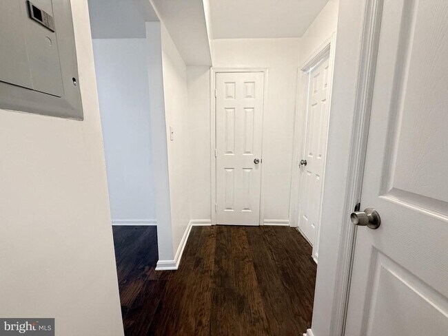 Building Photo - 506 Eastern Ave NE