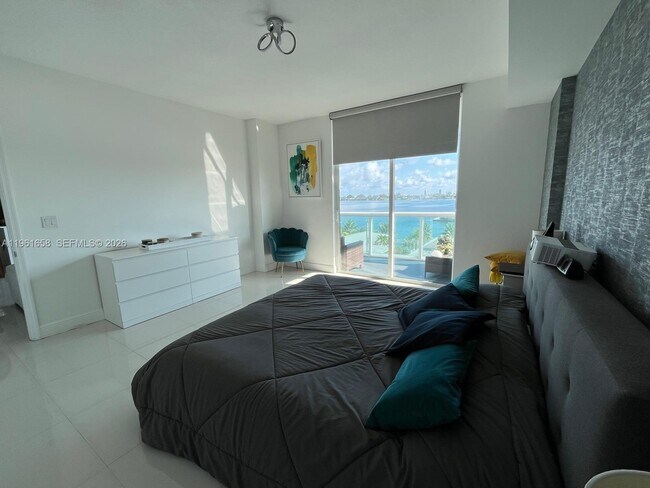 Foto del edificio - 7910 Harbor Island Dr