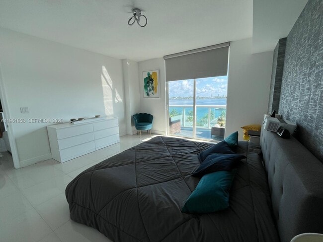 Building Photo - 7910 Harbor Island Dr