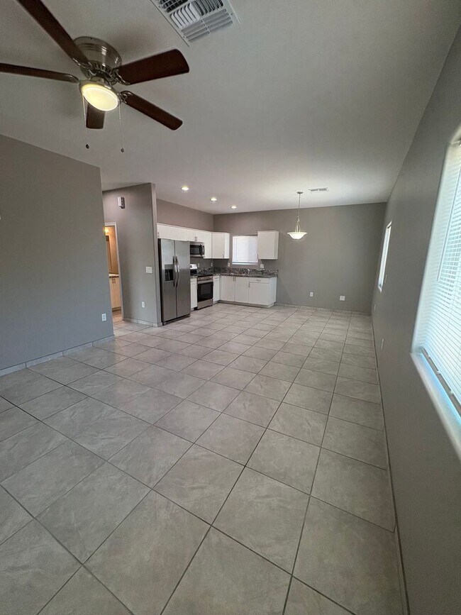 Foto del edificio - 4013 E 22nd St