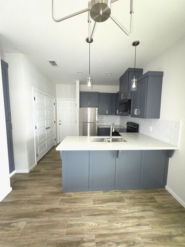 Foto del edificio - 913 N Clarence Ave