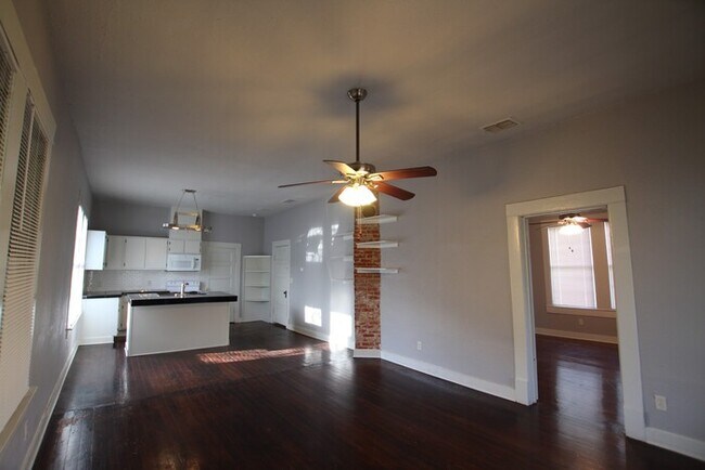 Building Photo - Tour Today! Charming 3 bedroom home in the Heart of Tyler!!