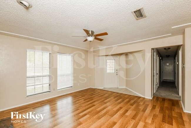Building Photo - 826 Woodhaven Ln