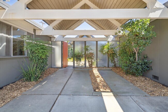 Foto del edificio - 3767 Gainsborough Dr