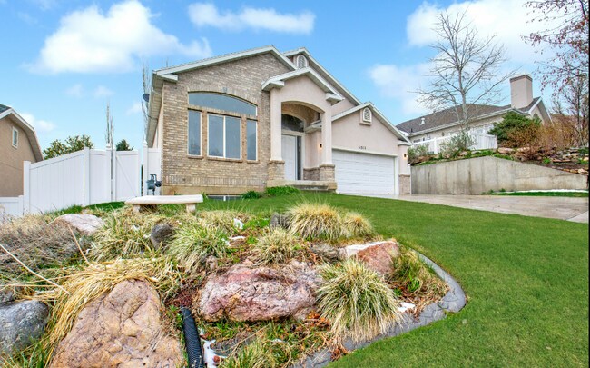 Building Photo - 1511 Lakeview Dr