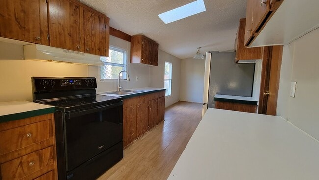 Foto del edificio - Huge 4 bedroom 2 bath home in a great family neighborhood.