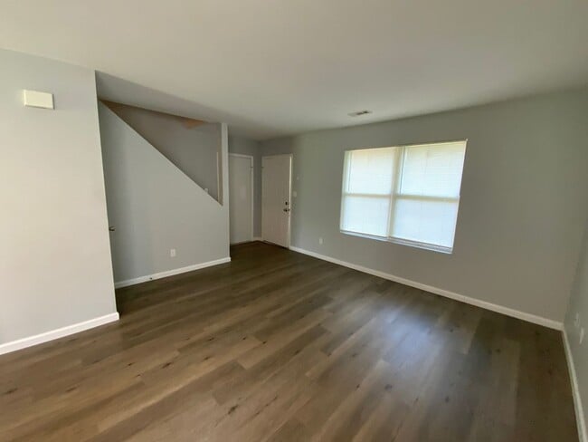 Building Photo - 4623-4623 W Bainbridge Dr