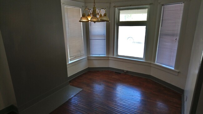 Building Photo - 210 S 14th St