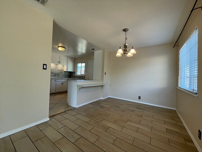 Foto del edificio - Charming 3-Bedroom Home with Fresh Interio...