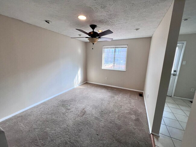 Building Photo - Lovely 3Bedroom Townhome in Queen Anne Vil...