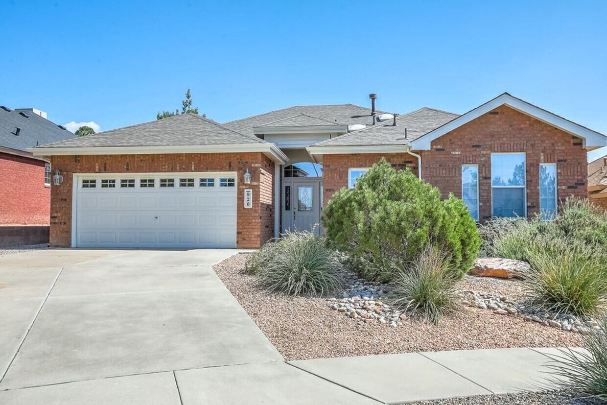 Primary Photo - Amazing Three Bedroom in Four Hills!!