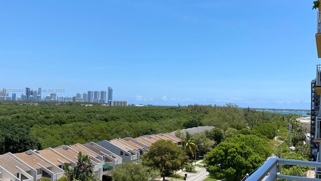 Foto del edificio - 2450 NE 135th St