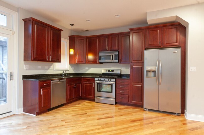 Foto del edificio - Beautiful Three Bed, Two Bath Townhome in ...