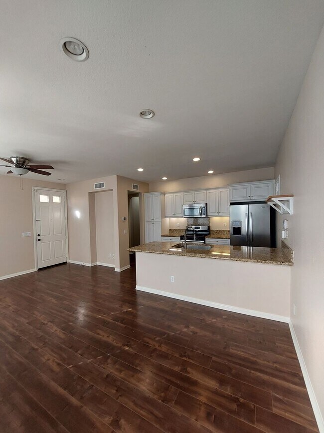 Foto del edificio - Beautiful townhouse in Ontario-CALL FOR OUR MOVE-IN SPEACIAL
