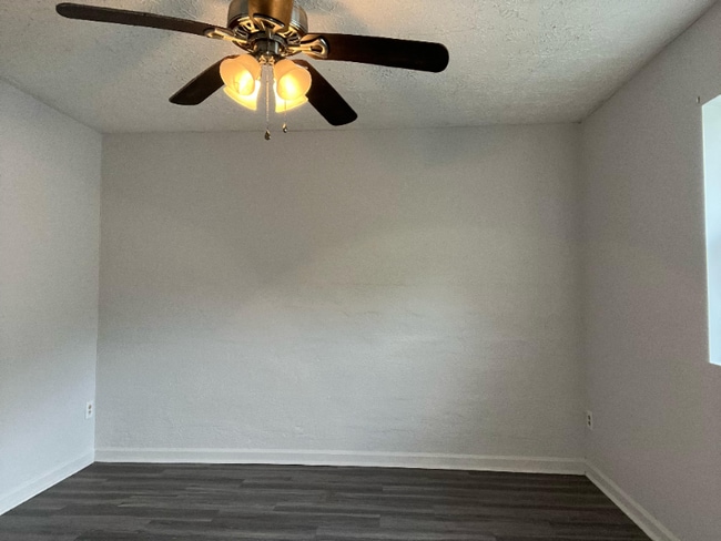 Building Photo - 1215 Shalom Dr