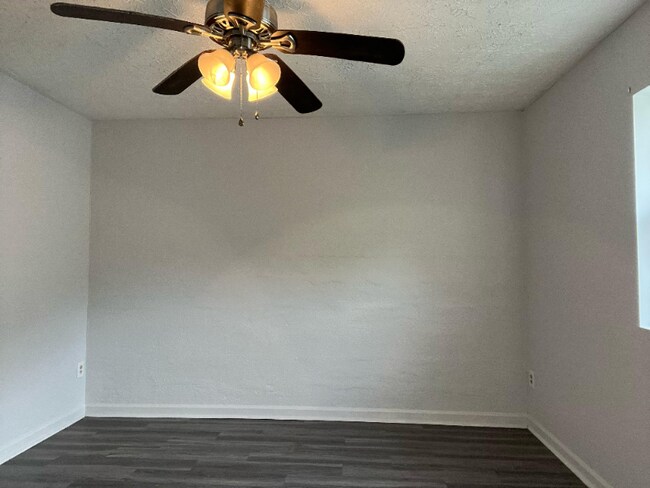 Foto del edificio - 1215 Shalom Dr