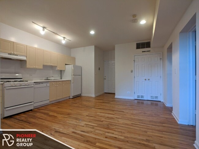 Building Photo - 914 W Dakin St