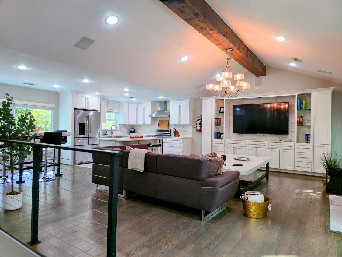 Primary Photo - 7 Leisure Ln