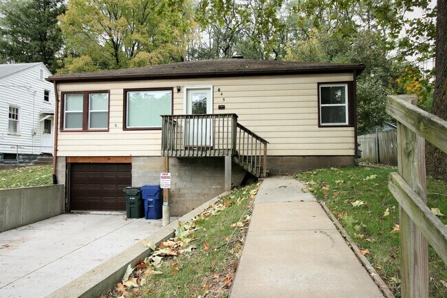 Foto del edificio - 445 Waverly Rd