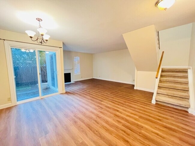 Foto del edificio - Light and Airy, 3BD/2.5BA, Two-Story Townh...