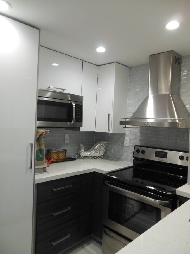 Building Photo - TWO BEDROOM TWO BATHROOM! WATERFRONT COMMU...
