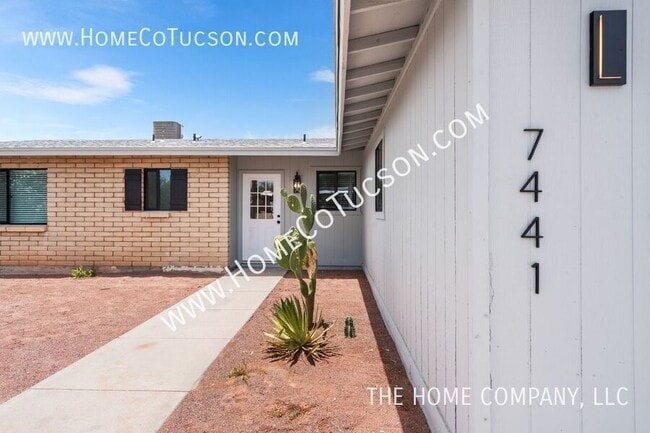Building Photo - 7441 N Gilbert Pl