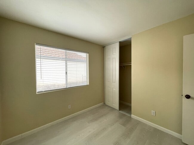 Building Photo - Light and Bright 3 Bedroom 2 Bath Oceanside Home!