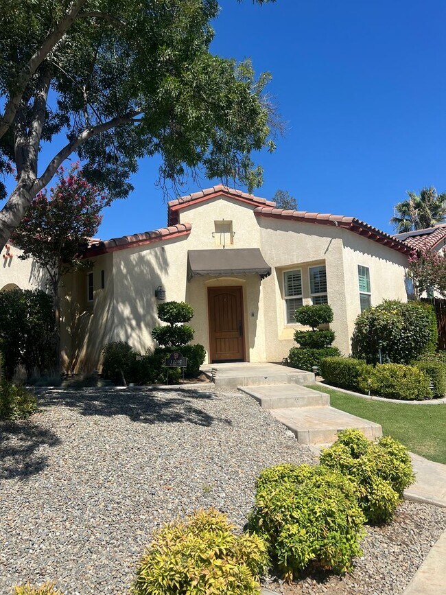 Building Photo - Charming 3 bedroom 2.5 bath!