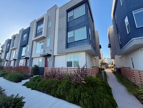 Building Photo - 561 Pilgrim Dr
