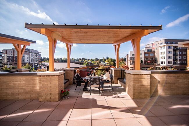 Almuerzo en el patio de Tukwila Village - Tukwila Village Active Senior Community