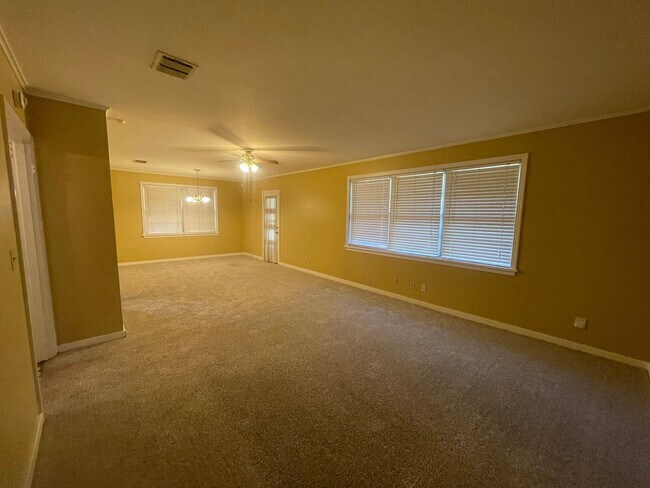 Foto del edificio - Spacious Brick Home Located In Broadmoor