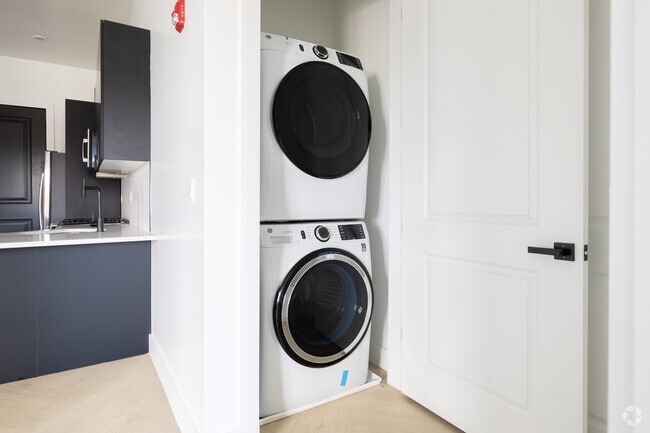 3BR, 2BA - 1,300SF - Laundry In-Unit - 711 Main Ave