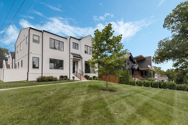 Foto del edificio - BEAUTIFUL CUSTOM BUILT HOME. 12 SOUTH ACRO...