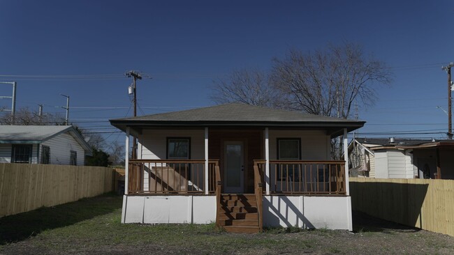 Building Photo - 818 Gabriel St.
