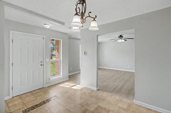 Foto del edificio - 1651 Latham Ct