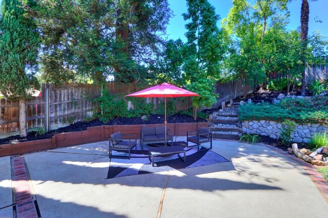Building Photo - 4 BEDROOM HOME AVAILABLE IN ORANGEVALE!
