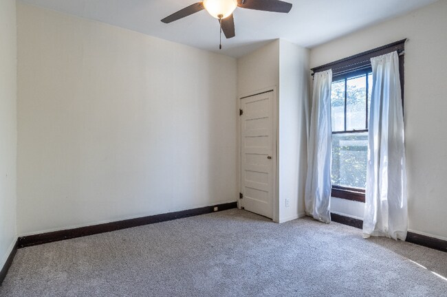 Foto del edificio - 2328 E 16th St