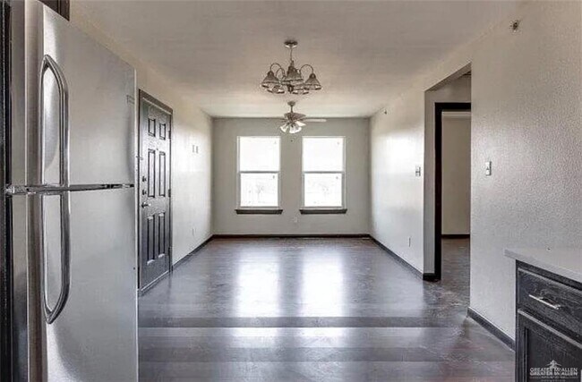 Building Photo - 1403 W Kiwi Ave