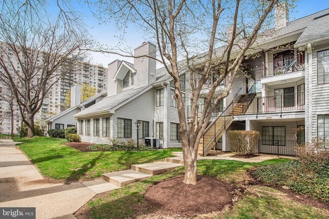 Building Photo - 1609 Carriage House Terrace