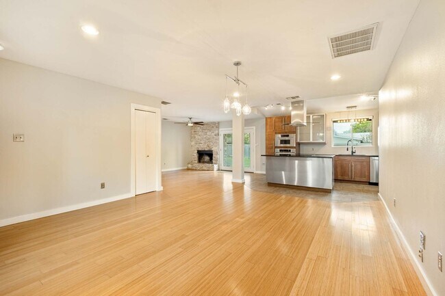 Foto del edificio - Captivating 3 Bedroom, 2 Bath Home in Cres...