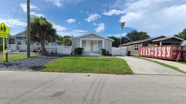 Frente - 2519 W Walnut St