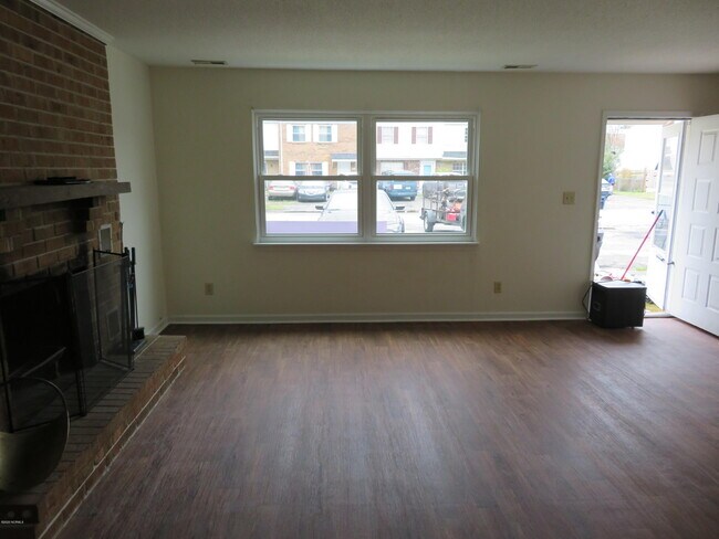Foto del edificio - 410 Myrtlewood Cir
