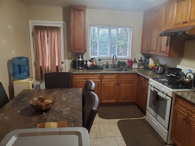 Kitchen - 342 Schafer Rd